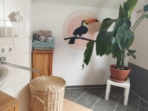 a bathroom with a potted plant and a plant at Ferienwohnung Tukan in Walsrode +35 photos