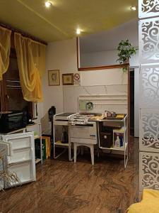 a room with a desk and a bed in it at B&B Coccinella in Basiliano