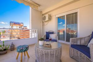 eine Terrasse mit Tisch und Stühlen auf einem Balkon in der Unterkunft Demi Panda in Orestiada