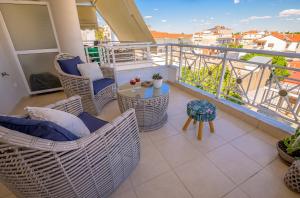 ein Balkon mit Stühlen und einem Tisch auf einem Balkon in der Unterkunft Demi Panda in Orestiada + 3 Fotos