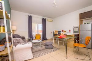 ein Wohnzimmer mit Sofa und Schreibtisch in der Unterkunft Demi Panda in Orestiada