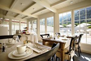 una sala da pranzo con tavoli, sedie e finestre di Lemon House a Savoca