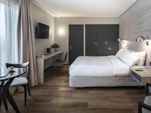 a hotel room with a bed and a desk at Pullman Santiago Vitacura in Santiago +168 photos