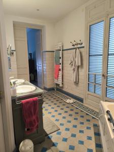 a bathroom with a sink and a tub at Villa Meyer Demeure Remarquable chambre d'hôtes,Art Déco,standing in Béziers