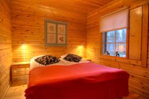 a bedroom with a bed in a log cabin at Kutusumppu A in Tahkovuori