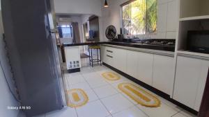 a kitchen with yellow circles on the floor at Casa de férias Pôr do Sol 4 in Bataguaçu