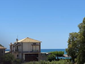 a house with the ocean in the background at Mersea deluxe apartment Kourouta in Kourouta