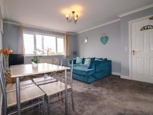 a living room with a table and a couch at Treetops in Par
