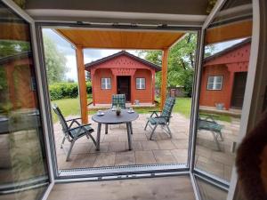a screened in porch with a table and chairs at Herrmanns-Ferienhaus Wohnung 1 in Schlüsselfeld