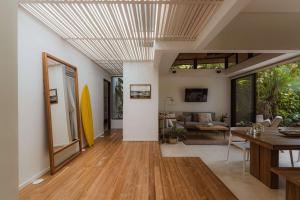 a living room with a vaulted ceiling and a dining room at Nalu Nosara Pool Villa Flor in Nosara