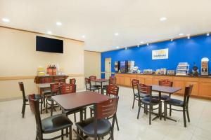 Εστιατόριο ή άλλο μέρος για φαγητό στο Days Inn by Wyndham Fremont