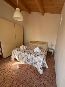 a bedroom with a bed with towels on it at Casa Ravasio in Arcevia