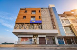 a building with a fedex sign on it at FabHotel Madhuban in Jaipur