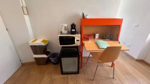 a small room with a desk and a microwave at Harmony Affittacamere in Riomaggiore