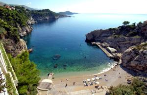 un grupo de personas en una playa cerca del agua en Mediterranean Blue Apartments, en Dubrovnik