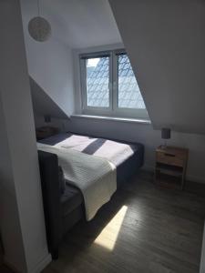 a small bedroom with a bed and a window at Der Stader Fernblick in Stade