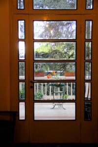 una porta con vista sul giardino che lo attraversa di Villa Adele a Varese