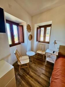 a room with a bed and a table and chairs at Casa Laura João in Monsanto