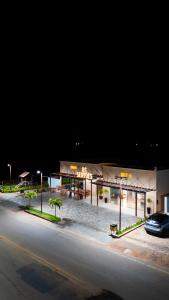 a building with a car parked in front of it at night at Hotel e Restaurante Os Sertões in Canudos