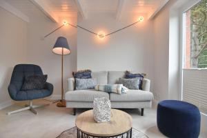 a living room with a couch and two chairs at Alma & Eva, Whg 5 in Westerland