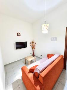 a living room with a couch and a tv at Casa bea in Taranto