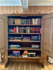a book shelf filled with lots of books at Toppastranda 20 in Sør-Fron
