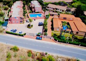 ein Modell eines Hauses mit Pool in der Unterkunft Le Dune Residence in Santa Maria Del Focallo