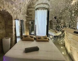 a bathroom with a bed in a room with a mirror at Appartamento Centrale Apeneste in Vieste