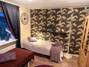 ein Schlafzimmer mit einem Bett und einer mit Federn bedeckten Wand in der Unterkunft Stuga Millby in Orsa