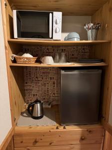 eine Mikrowelle, die auf einem Küchenschrank steht in der Unterkunft Stuga Millby in Orsa
