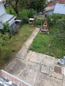 an aerial view of a yard with a dog house at Komforna Soba U Centru #3 in Mladenovac