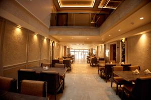 a restaurant with tables and chairs in a room at igman Hotel İstanbul in Istanbul