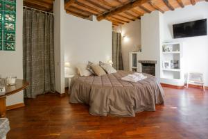 a bedroom with a large bed in a room at Rio Marina central apartment- 200m dal mare in Rio Marina