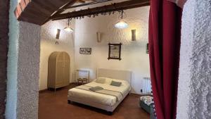 ein Schlafzimmer mit einem Bett und einem roten Vorhang in der Unterkunft Villette Monte Alto in Patti