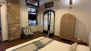 ein Zimmer mit einem Bett, einem Stuhl und einem Fenster in der Unterkunft Villette Monte Alto in Patti + 136 Fotos