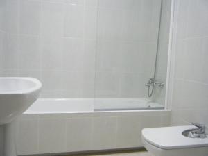 Koupelna v ubytování Apartamentos Salceda + 27 fotografií