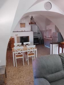 a kitchen and living room with a table and chairs at Villa rinalda Francavilla in Francavilla Fontana