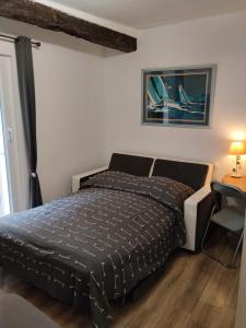 a bedroom with a bed and a table with a lamp at Studio UN Hagoort in Agde