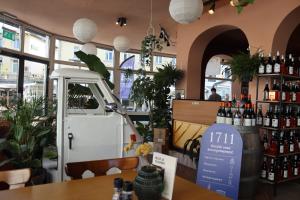 ein Restaurant mit einem Tisch voller Weinflaschen in der Unterkunft Hotel 1711 in Valkenburg