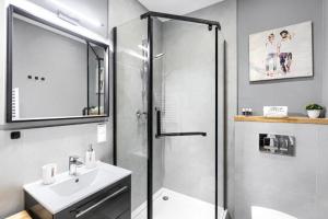 a bathroom with a shower and a sink at MARGI Igram - Martini - Absynth Apartments LARGE & COMFY in Szczecin +44 photos