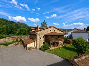 an aerial view of a house with a driveway at Posadaochohermanas in Las Fraguas