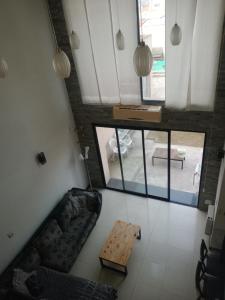an overhead view of a living room with a couch and a table at Casa calle San José in Gualeguaychú