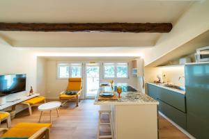 a kitchen and living room with a counter top at Relais Lungolago Gavirate in Gavirate
