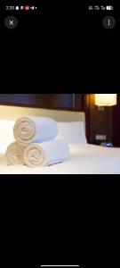 zwei Handtücher liegen auf einem Bett in einem Zimmer in der Unterkunft Little base hotel in Ale