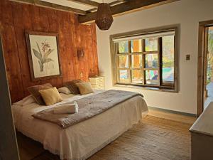a bedroom with a large bed with a window at Casona el Refugio Casablanca in Casablanca +48 photos