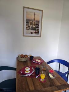ein Holztisch mit Tellern voller Essen darauf in der Unterkunft L' Ecrin in Auch + 6 Fotos