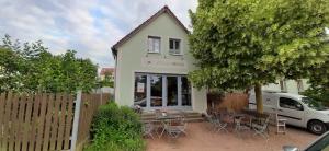 a building with a table and chairs in front of it at Ziegfried#Ziegenhof in Radebeul