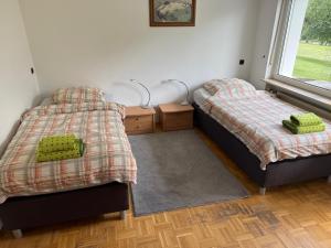 two beds in a room with a window at Monteurwohnung in Runkel