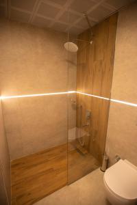 ein Badezimmer mit Glasdusche und WC in der Unterkunft Evdirhan Otel in Dosemealti