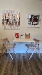 a table and two chairs in a room with a table at Cute Mini Studio in Kristiansand